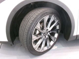 トヨタ純正アルミホイール。タイヤサイズは225/45R21です。