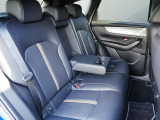 後部座席も広々スペースです。大きな座面とリクライニング機能でゆったりロングドライブをお楽しみいただけます。