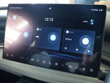 ディスプレイのメイン画面にはナビゲーションやSpotify、ラジオなどのアプリが表示されています スマートフォンのようにアプリを切り替えて操作します