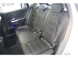 『全席が主役席』となっておりますので、後部座席も快適な乗り心地でございます。メルセデスのシートは少し硬めになっております。長時間の運転の際、適度な反発があることでお尻や腰の負担を減らす効果が御座います
