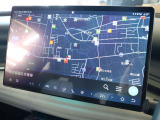 ダッシュボードの中心にありますメインモニターは15.6インチになります ナビゲーションはゼンリン製の地図データになりますので、日本車と同様にお使いいただけます