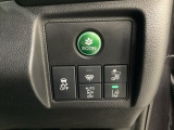 Hondaセンシング用の、VSA(ABS+TCS+横滑り抑制)解除とレーンキープアシストシステムのメインスイッチなどはハンドルの右側に装備しています。燃費に役立つECONボタンもここです。