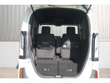 後席を倒すとより広い荷室が確保されます♪