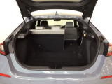 【トランクルーム】ハイブリッド車でも大容量のトランクルーム!さらに、後席を前方に倒せば、長尺物の収納可能です。左右別々で倒せる2分割式となっておりますので、とても便利です♪