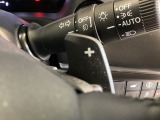 ステアリングホイール・後ろの減速セレクターは、左右に取り付けられた2つのパドルスイッチで減速の強さを調整。 左側の「-」を操作すると減速を強く、右側の「+」を操作すると減速を弱くすることができます。
