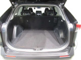 大きく開くラゲッジスペースです。左右独立でリアシートが倒れるので長尺の荷物も積むことが可能です。