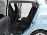 後席スペースもしっかり確保。大人の方でも窮屈さを感じずお乗りいただけます。膝回りもゆとりがあります。