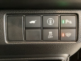 ハンドルの右側にはHondaセンシング用のVSA解除スイッチなどがついています。ボタン操作でトランクが開けられる電動テールゲートのボタンもついています。