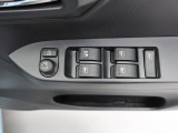 パワーウィンドウと電動ドアミラーのスイッチ。コンパクトにまとまって配置されていて使いやすいですよ。