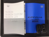 スマートキーは鍵をバッグに入れたままでもドアロックの開閉やエンジンのON・OFFができます。夜間や雨の日も鍵を探さなくて良いので便利です。