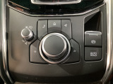 マツダコネクトのコマンダーコントローラーです。大きなダイヤルで直感的な操作がしやすいのがうれしいですね!