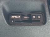 【ETC車載器】がついておりますので高速道路などの有料道路の料金所を停止することなく通過できます。当店でセットアップも可能ですのでご納車当日よりご利用いただけます。