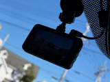 ドライブレコーダーを搭載しております。事故だけでなくあおり運転の状況も映像で記録することで万が一のリスクに備えることができます。