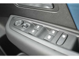 運転席側ドアの内側に、全窓開閉スイッチとドアミラーのスイッチがございます。