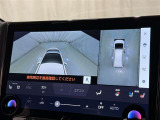 【パノラミックビューモニター】車を真上から見た状態をナビに映し出し、駐車時などをサポート☆クルマの斜め後ろなど、目が届きにくい箇所も確認できるため、いち早く障害物に気が付くことができます!