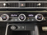 【左右独立オートエアコン】左右席で独立温度コントロールが可能です。運転席はキンキンに冷やして助手席はマイルドにと言った設定が可能です☆暑さ寒さでケンカすることもなくなりますね♪