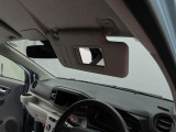 運転席サンバイザー裏にバニティーミラー。気になった時にサッと身だしなみチェック。