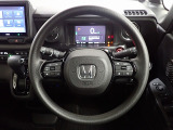 ハンドル左側にはオーディオ操作が出来るオーディオリモートコントロールスイッチ、右側にはHonda SENSINGとオートクルーズコントロールのスイッチを装備!