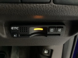 ハンドルの右下にETCがついています。高速道路の料金所の通過も楽々です!。 カードの取り出しもしやすい場所についています。
