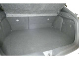 バックドアを上げた状態です。シートを倒せば荷室のスペースが広くなります!用途に合わせて快適な室内を!