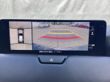 狭い場所での駐車やすれ違いなどでより的確な運転操作に役立つ360&deg;ビューモニターが装備されています。