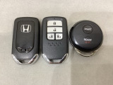 スマートキー付きですからドアロックの開閉およびエンジンスタートが楽々です。電動スライドドアの開け閉めもボタンで操作できます。スペアキーも同じものを用意しております。