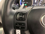 ステアリングスイッチ付き。前方から目を離すことなく操作することが可能です。