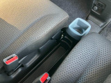 運転席と助手席の間には小物入れやドリンクホルダーを配置♪