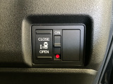 乗り降りに便利な片側電動スライドドアを装備しています。