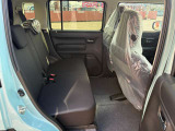 後部座席も気になるようなキズ・汚れやへたり等、大きなダメージはなく、良好な状態です。