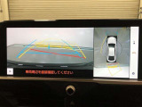 【パノラミックビューモニター(床下透過表示機能付)】クルマを上から見たような画像をディスプレイに表示し、運転席から確認しにくい箇所も確認できます。車両直下及びタイヤ付近のアンダーフロアの確認も可能です