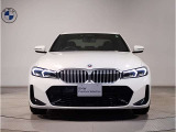 【BMWの伝統】BMWの特徴的な&ldquo;キドニーグリル&rdquo;は、80年以上続く伝統の形でございます。変わらないこだわりのデザインが、プレミアムブランド&ldquo;BMW&rdquo;を創り出します。