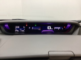 中央にデジタル表示のスピードメーターを配したハイブリット専用メーターになっています。左側のインフォメーション画面で燃費などの情報を確認できます。