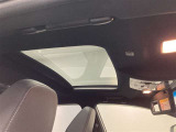 開放感たっぷりのサンルーフ付きです。車内が明るくなり、ドライブの気分も一段と高まります。