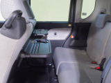 後席は折り畳み式のテーブルがあります。車内での軽食のときに便利ですね。