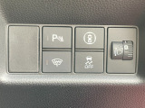 運転席右側にパーキングセンサーのスイッチや安全支援情報スイッチ等がついています。