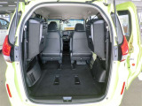 3列目を跳ね上げると広々とした荷室になります!!大きなものもバッチリ入りますよ!!