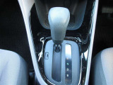 シフトレバーはフロアタイプですサイドブレーキはハンドルタイプです