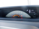シンプルで見やすいデザインのメーターパネルです。車の情報が表示される大事な場所だからこそ見やすさが大切ですね。