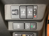 両側電動スライドドアは運転席から操作ができるよう、操作スイッチが付いています。Hondaセンシング用のVSA(ABS+TCS+横滑り抑制)解除と路外逸脱抑制機能などのスイッチがあります。