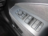 全席パワーウィンドウとなっています。運転席はオートになっているのでワンタッチ開閉することが出来ます。