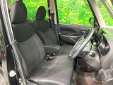 運転席まわりには十分なスペースがあり、大柄な方でもゆったり運転していただける環境です。