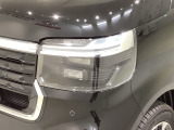 LEDヘッドライトは、点灯の瞬間から最大光量を発揮し、突然暗くなるトンネルなどでの安定感を高めます。