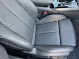 ●レザーシート『高級感や耐久性がありこちらのモデルにも採用されています。レザーは見た目が美しく内装を豪華に演出します。柔らかく肌触りが良く長時間の運転でも快適です。