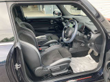サポートのきいたスポーツシートですので、長時間の運転でも快適にお過ごしいただけます。