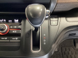 CVT車のセレクトレバーです。低速から高速まで、変速ショックのないスムーズな走りを実現するとともに、エンジン効率のよい領域を維持することで燃費にも貢献します。