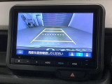 リバースギアに入れるだけで後方の表示へ切り替わります。夜間や雨の日の駐車も楽になりますよ。