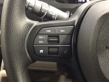 ステアリングにオーディオ操作スイッチが付いています。オーディオ画面に直接タッチしなくても操作が出来ますので、運転に集中できます。