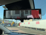 【インテリジェント ルームミラー】後方のカメラ映像をミラー面に映し出して。クリアな後方視界を確保します。