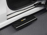 左側スライドドアの開閉に連動して、電動ステップが展開&格納。後席への乗り降りがさらにスムーズになります!